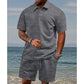 Set da uomo composto da maglia a maniche corte con collo rovesciato e motivo a rombi e pantaloncini con coulisse