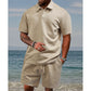 Set da uomo composto da maglia a maniche corte con collo rovesciato e motivo a rombi e pantaloncini con coulisse